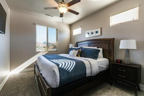 Voodi või voodid majutusasutuse Paradise Village 113 Water Park and Kids Cove, Ping Pong, XBOX 360, Games, Beautiful Mountain Views, and More toas