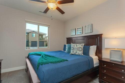 ein Schlafzimmer mit einem Bett und einem Deckenventilator in der Unterkunft Paradise Village 111 Private Hot Tub, Fire Pit, Nintendo Switch, Ping Pong, Pickle ball Equipment, Games, and More in Santa Clara