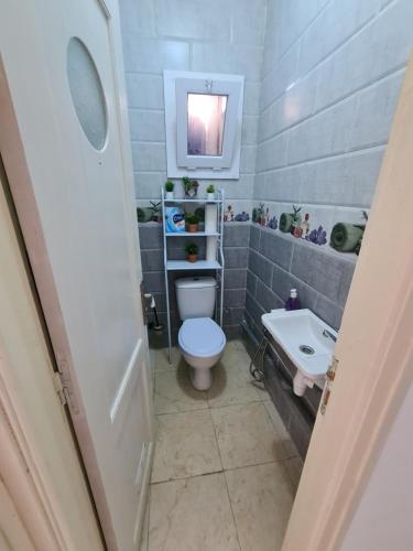 een badkamer met een toilet en een wastafel bij Cité 200 logement mimouni borj el Kiffan alger in Fort de lʼEau