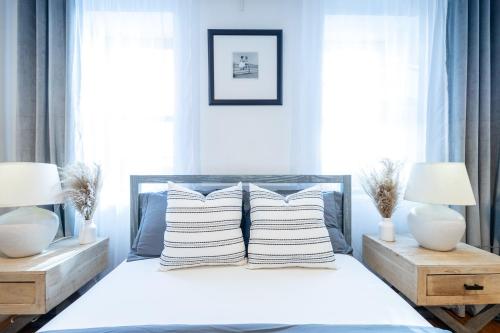 1 dormitorio con 1 cama con almohadas y 2 lámparas en 350-GA Spacious Studio Gramercy Sleeps3, en Nueva York