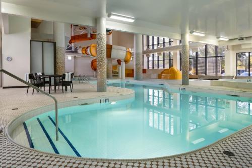 Πισίνα στο ή κοντά στο Delta Hotels by Marriott Saskatoon Downtown