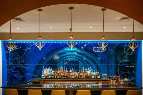 un bar con una pared azul con botellas de alcohol en Cozy Condo in a Luxury Hotel!, en Fort Lauderdale