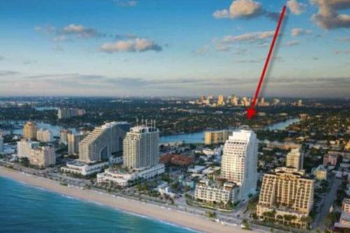 una vista aérea de una ciudad con edificios y el océano en Cozy Condo in a Luxury Hotel!, en Fort Lauderdale