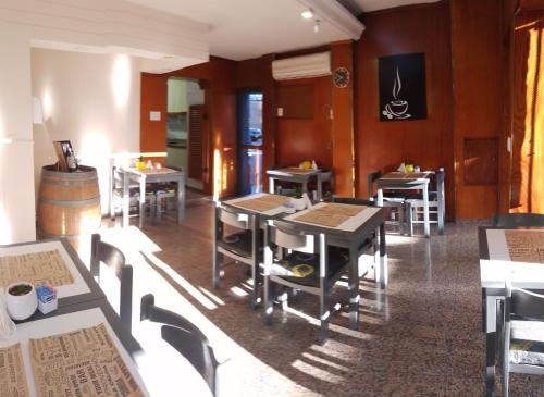 Hotel Cristal في ميندوزا: مطعم فيه طاولات وكراسي في الغرفة