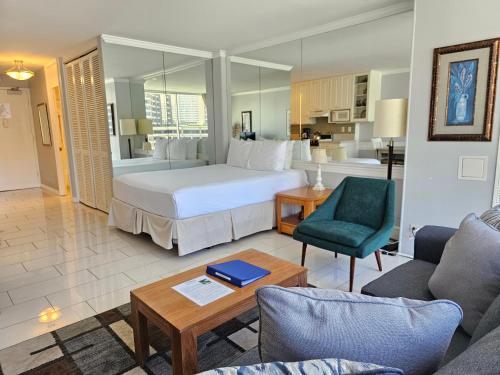 een hotelkamer met een bed en een woonkamer bij Ilikai Marina 987 City View Studio in Honolulu