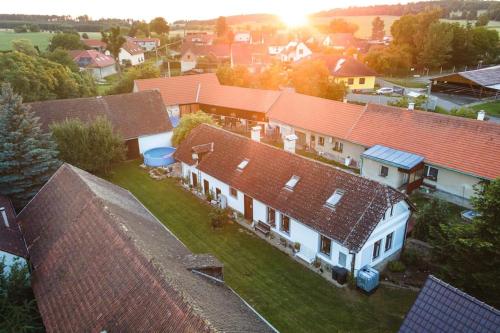 Východ nebo západ slunce při pohledu z apartmánu nebo okolí