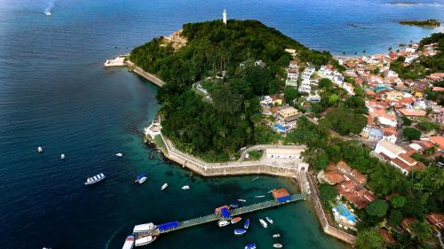 una vista aérea de una pequeña isla con barcos en el agua en Bella Vida Casa Azul en Morro de São Paulo