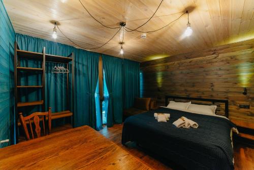 um quarto com uma cama e uma parede de madeira em wanderholic em Telavi