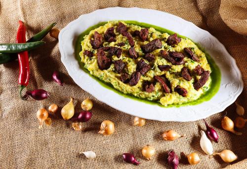 Makanan di atau berdekatan rumah tamu ini