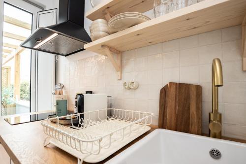 une cuisine avec un étendoir à vaisselle sur le comptoir dans l'établissement Amália Boutique Suites & Studios - by @ rita´s place, à Faro