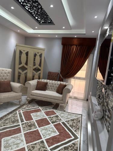 sala de estar con sofá y chimenea en مدينة الشروق, en Madīnat ash Shurūq
