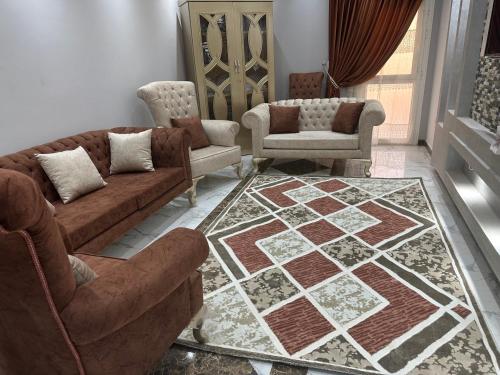 sala de estar con sofá y 2 sillas en مدينة الشروق, en Madīnat ash Shurūq