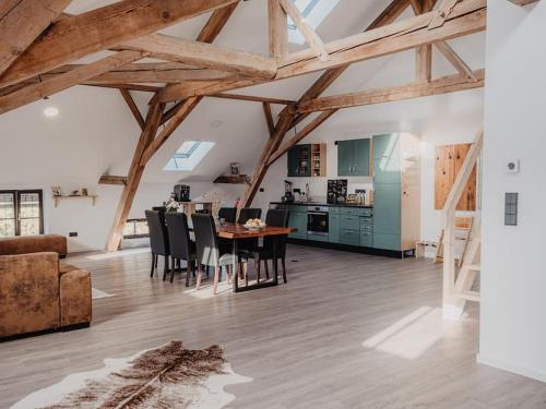 uma sala de estar com uma mesa e uma cozinha em Casa Cara: Retreat Apartment Sauna em Tacherting