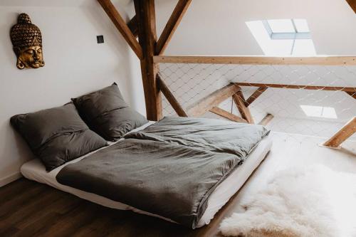 een groot bed in een kamer met bij Casa Cara: Retreat Apartment Sauna in Tacherting
