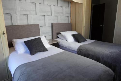 2 camas en una habitación de hotel con 2 camas sidx sidx sidx en Largee 5 Bed House, Sleeps 10 Near NEC, BHX, HS2, en Birmingham
