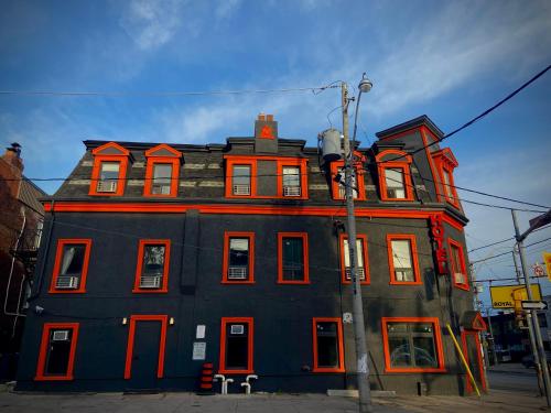 un gran edificio con ventanas rojas en una calle en Royal Oak Inn en Toronto