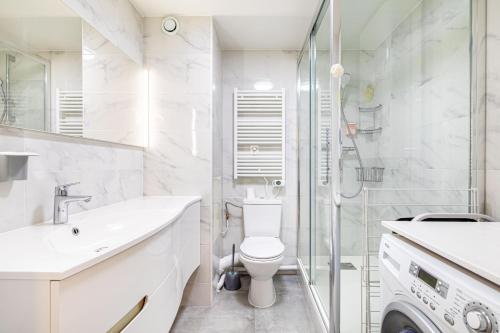 une salle de bain avec toilettes, lavabo et douche dans l'établissement Paris coeur, un superbe appartement de 40 m2., à Paris