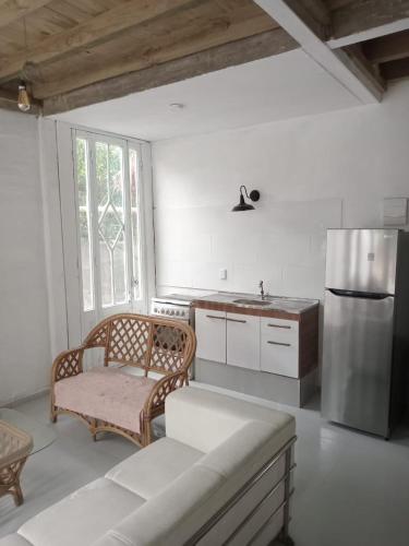una cucina con divano e frigorifero di Devoto Piriapolis a Piriápolis