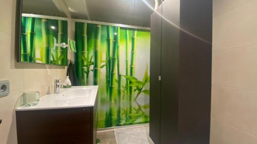 baño con cortina de ducha verde con lavabo en Completo apartamento para 2 en el centro de Gijón, en Gijón