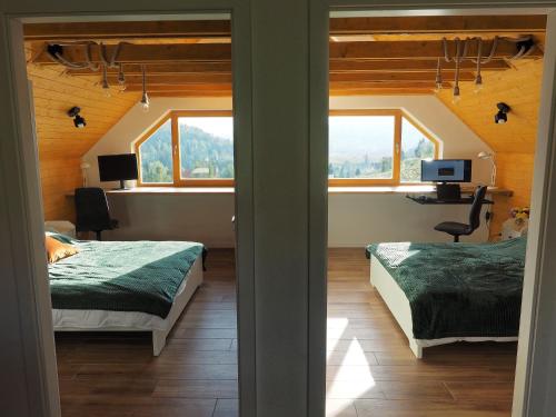 2 Betten in einem Zimmer mit 2 Fenstern in der Unterkunft HillOut - Dom w Milówce - Workation - Praca zdalna in Milówka