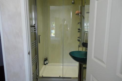 La salle de bains est pourvue d'une douche et d'un lavabo. dans l'établissement Huge 9 Bed Property Sleeps 17, Near NEC, City Centre, HS2, à Birmingham