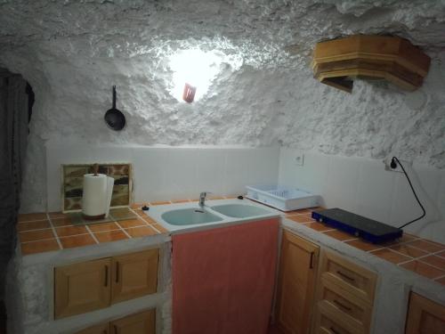 cocina con fregadero y encimera en Casa/Cueva el Cigarrillo, en Pegalajar
