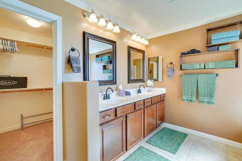 une salle de bain avec deux lavabos et un miroir dans l'établissement Arizona Vacation Rental with Patio and Grill!, à Corona de Tucson