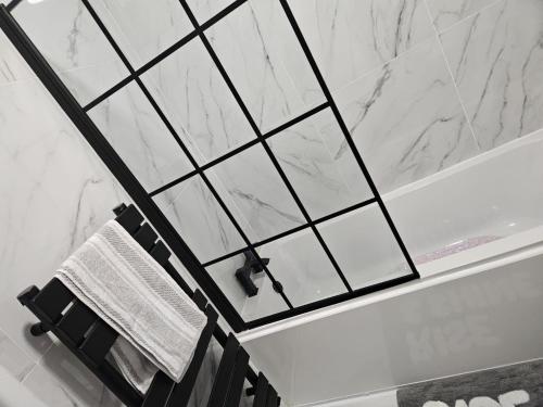 ein Badezimmer mit einem Handtuchhalter und einer Badewanne in der Unterkunft Clifton House, For Holidays, Contractors, Relocation, Work, Etc, Free Parking and Wifi in Preston