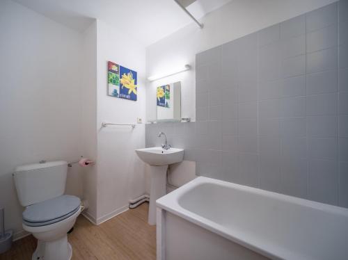 une salle de bain blanche avec des toilettes et un lavabo dans l'établissement Appartement tout équipé à 5 min de la gare St Charles, à Marseille