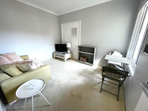 uma sala de estar com um sofá e uma lareira em Ocean Reef Retreat em Perth
