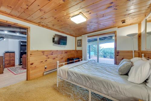 TV a/nebo společenská místnost v ubytování Waterfront Lake Arrowhead Cabin with Dock and Fire Pit