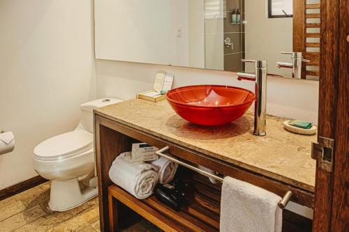 a bathroom with a red bowl on a counter at 84 DC Bogotá in Bogotá
