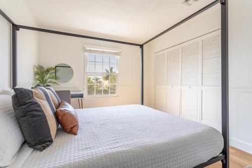 um quarto com uma cama e uma janela em Modern Spacious Sunny Los Angeles Retreat em Hawthorne