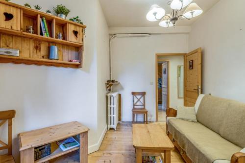 un salon avec un canapé et une table dans l'établissement Appartement Yodel - Welkeys, à Saint-Gervais-les-Bains