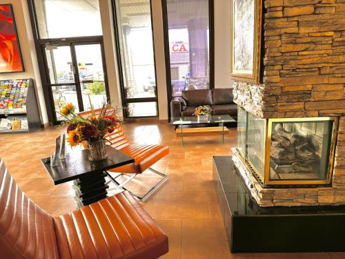 Ruang duduk di Discovery Inn