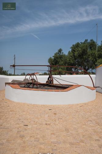 a platform on the side of a white building at Casa da Nora in Fortios