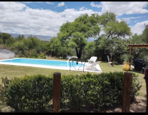 Bazén v ubytování Casa Del Arroyo nebo v jeho okolí