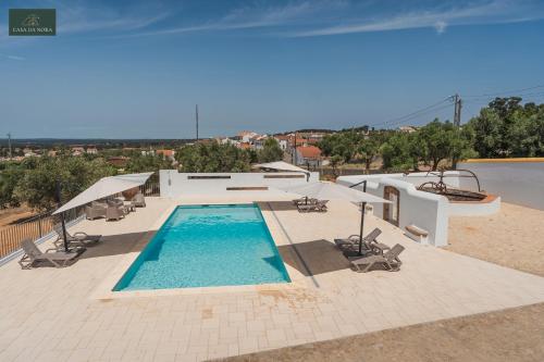 una piscina con tumbonas y una piscina en Casa da Nora, en Fortios