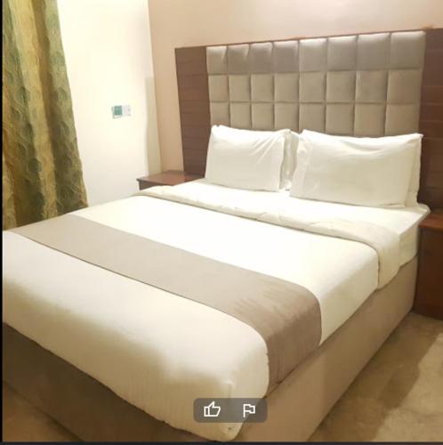 Säng eller sängar i ett rum på Hotel Sherition 1