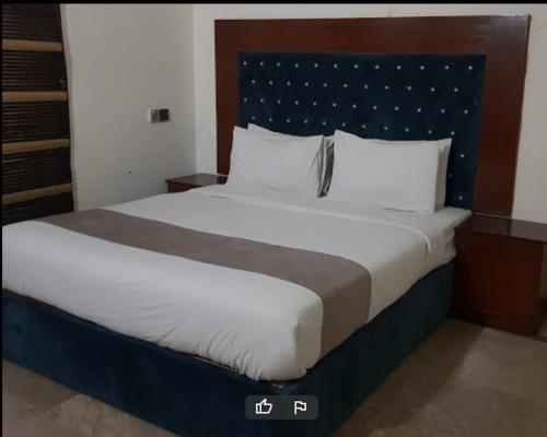 Säng eller sängar i ett rum på Hotel Sherition 1