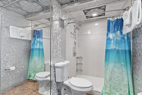 uma casa de banho com um WC e um chuveiro em Fontainebleau Terrace 600 em Panama City Beach