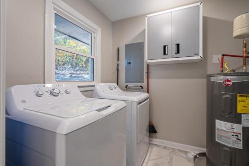 ein Badezimmer mit einem Waschbecken und einer Waschmaschine in der Unterkunft Rustic 3BR Home in a Natural Cartersville Getaway in Cartersville