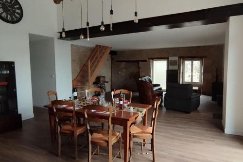 Ein Sitzbereich in der Unterkunft Gîte de la Treille