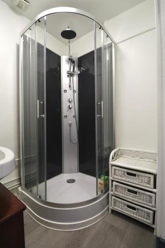 une douche avec une cabine en verre dans une salle de bain dans l'établissement Studio de 30m² hypercentre très calme, à Montbéliard