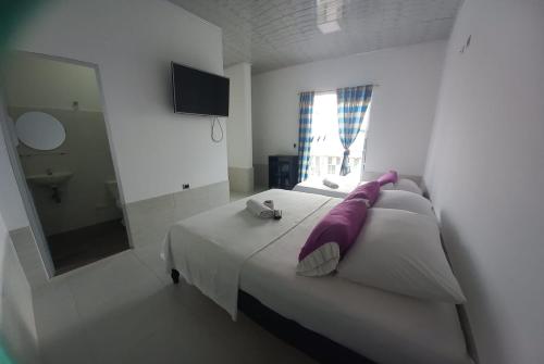Tempat tidur dalam kamar di Hotel Oiti