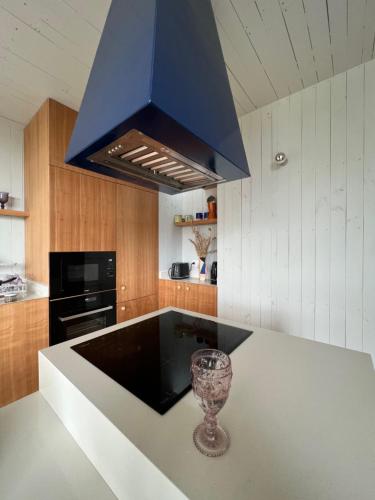 uma cozinha com um lavatório preto e um capuz azul em Casa en la Vega de pupuya em Navidad