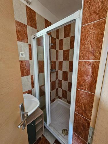 e bagno con doccia, servizi igienici e lavandino. di soba v Pekrski vili a Limbuš