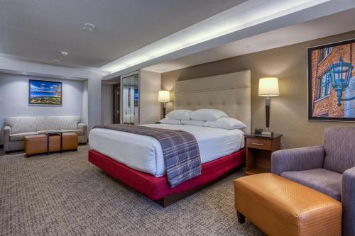 מיטה או מיטות בחדר ב-Drury Inn & Suites St. Louis - Fairview Heights