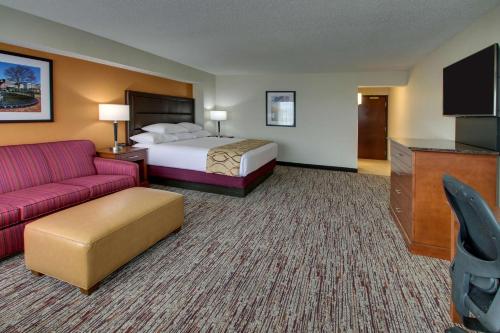 Televisyen dan/atau pusat hiburan di Drury Inn & Suites Bowling Green