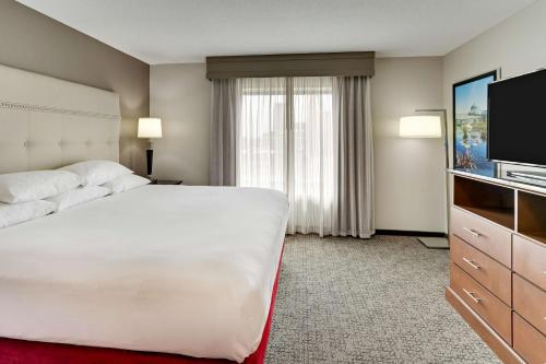 Postel nebo postele na pokoji v ubytování Drury Plaza Hotel St. Paul Downtown
